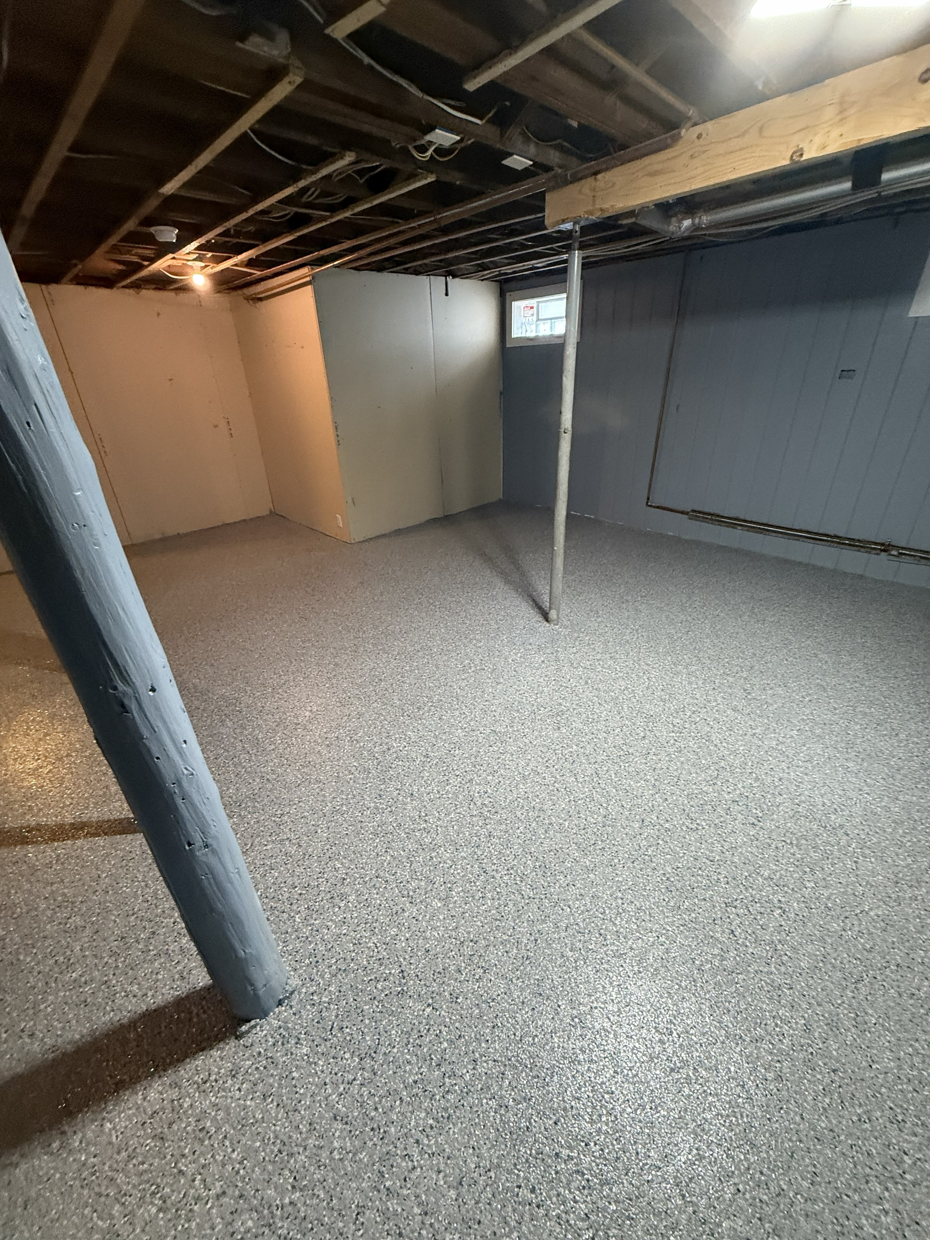 Flake epoxy basement floor