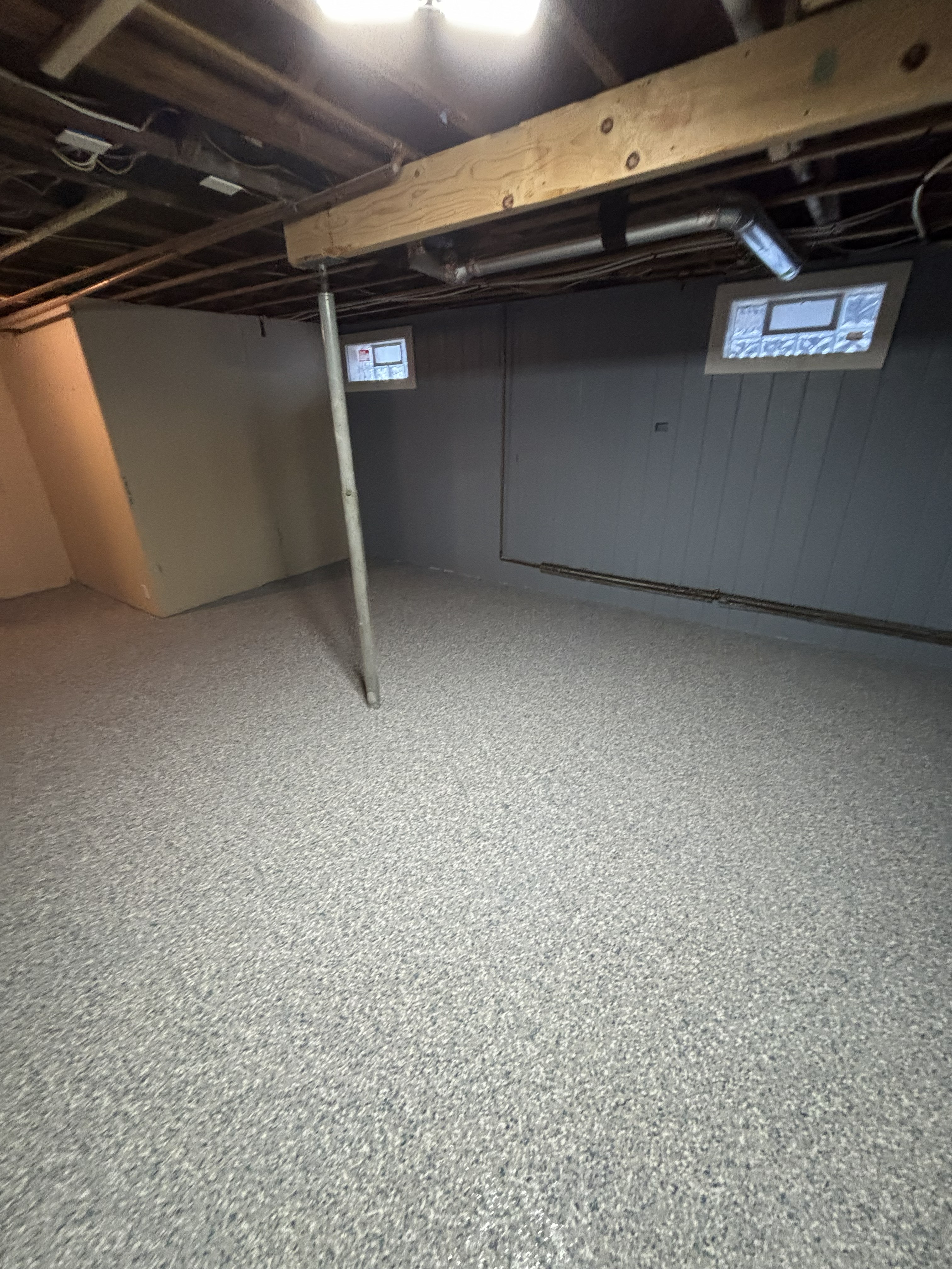 Flake epoxy basement floor